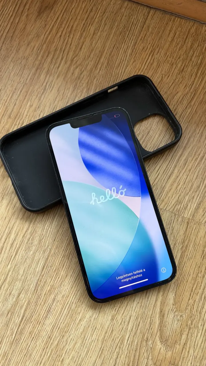 iPhone 13 en buen estado con funda - 1