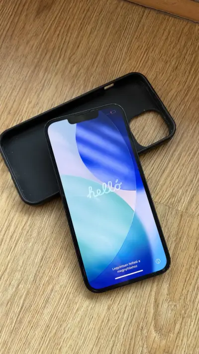 iPhone 13 en buen estado con funda - miniatura 1