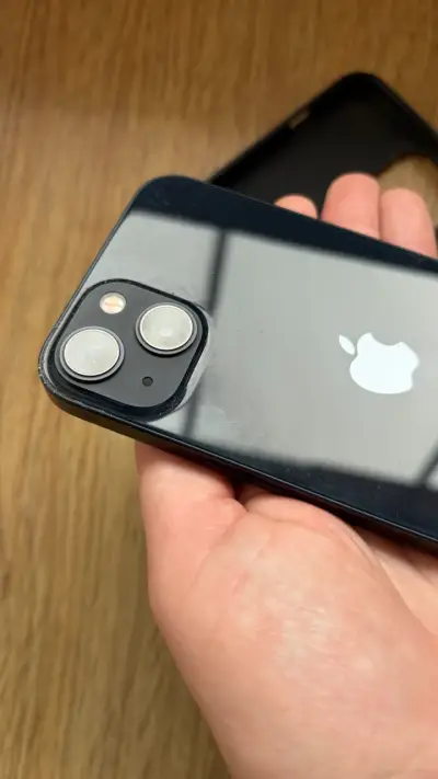 iPhone 13 en buen estado con funda - miniatura 2