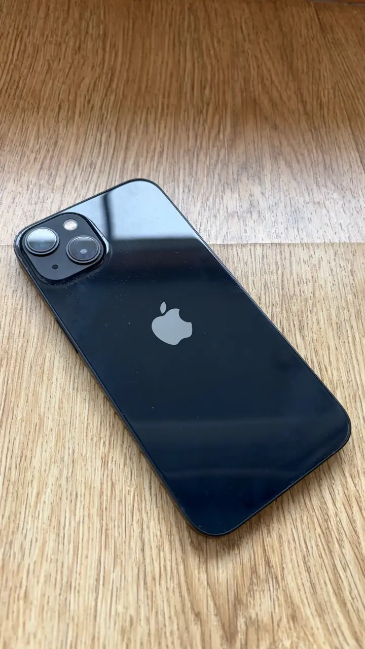 iPhone 13 en buen estado con funda - 3