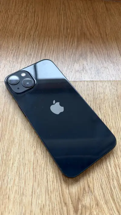iPhone 13 en buen estado con funda - miniatura 3