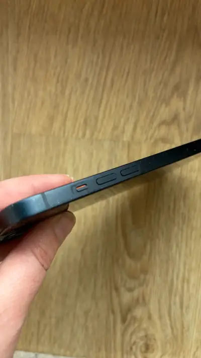 iPhone 13 en buen estado con funda - miniatura 4