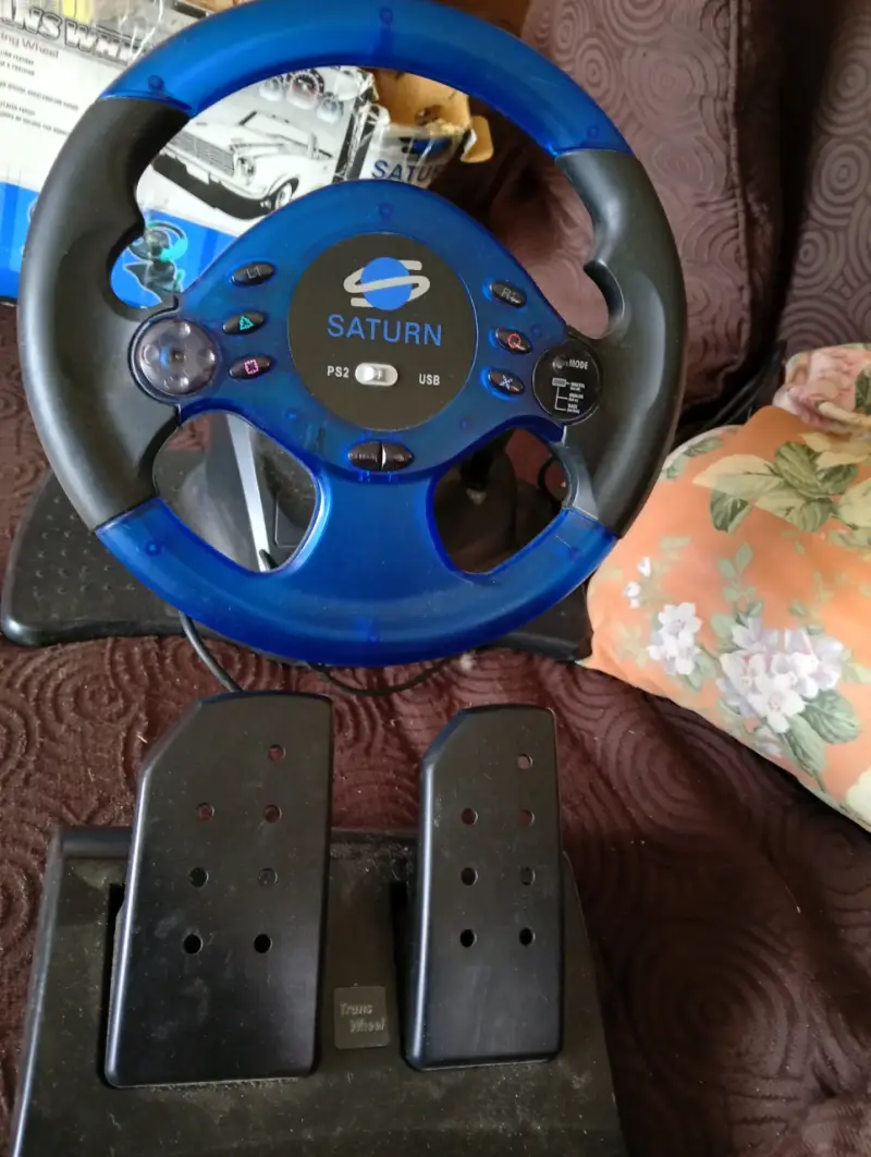 Volante de juego Saturn PS2 USB con pedales - 4