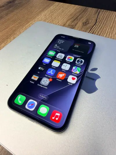 iPhone 13 en excelente estado color azul - miniatura 1