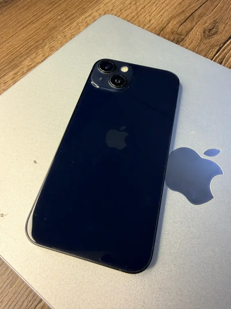 iPhone 13 en excelente estado color azul - 2