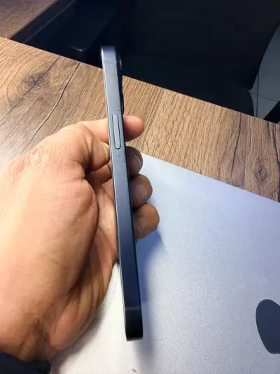 iPhone 13 en excelente estado color azul - miniatura 3