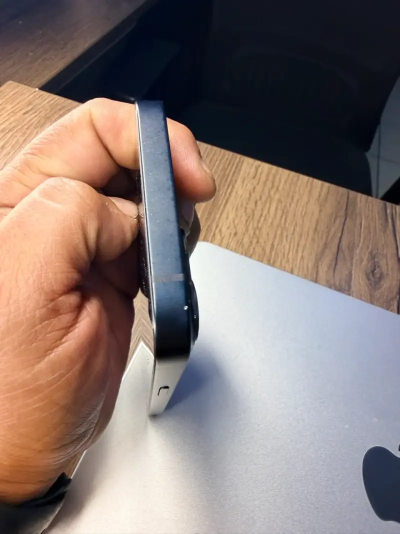 iPhone 13 en excelente estado color azul - 4