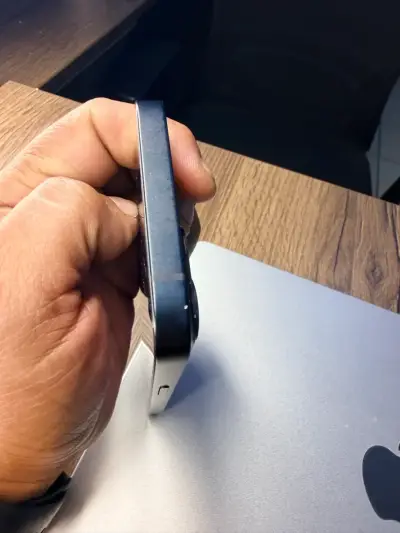 iPhone 13 en excelente estado color azul - miniatura 4