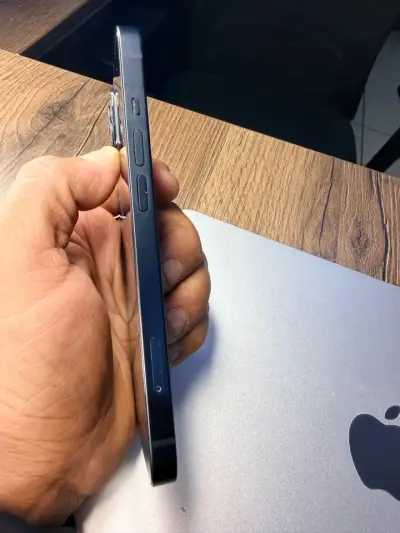 iPhone 13 en excelente estado color azul - miniatura 5