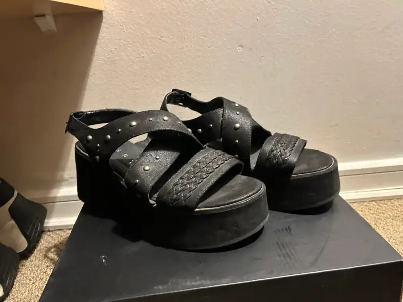 Sandalias de plataforma negras con tachas - 2