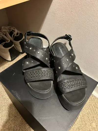 Sandalias de plataforma negras con tachas - miniatura 3