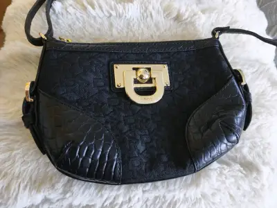 Cartera negra DKNY con detalles dorados - miniatura 1