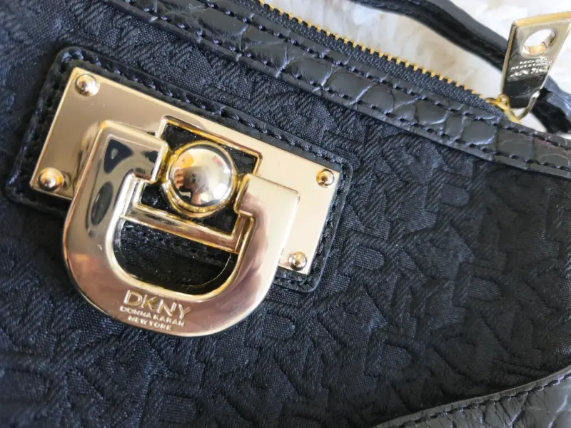 Cartera negra DKNY con detalles dorados - 2
