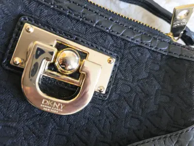Cartera negra DKNY con detalles dorados - miniatura 2
