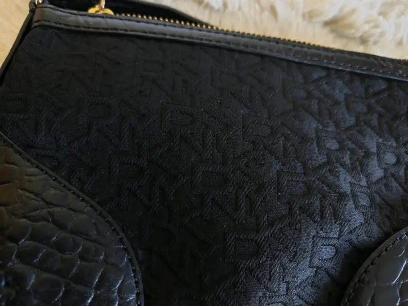 Cartera negra DKNY con detalles dorados - 3
