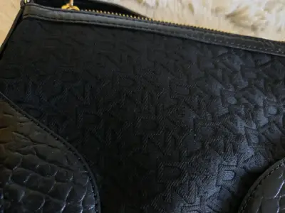Cartera negra DKNY con detalles dorados - miniatura 3