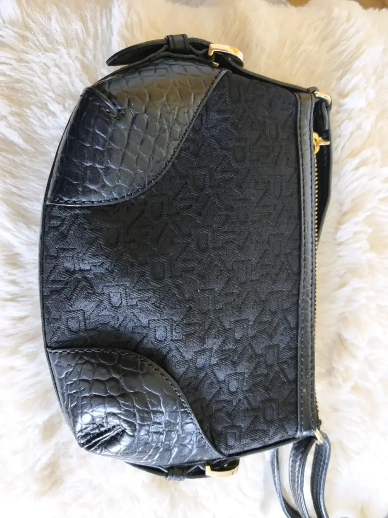 Cartera negra DKNY con detalles dorados - 4