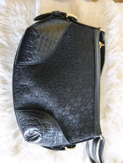 Cartera negra DKNY con detalles dorados - miniatura 4