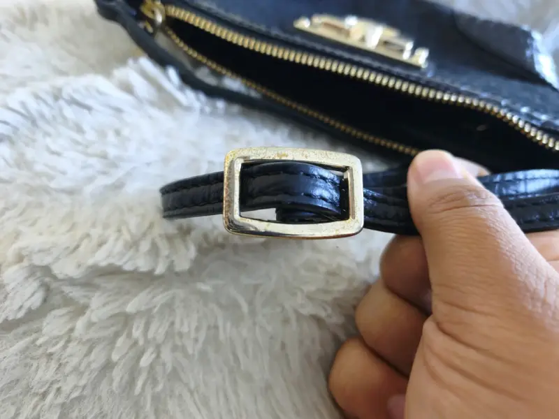 Cartera negra DKNY con detalles dorados - 5