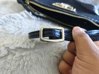 Cartera negra DKNY con detalles dorados - miniatura 5