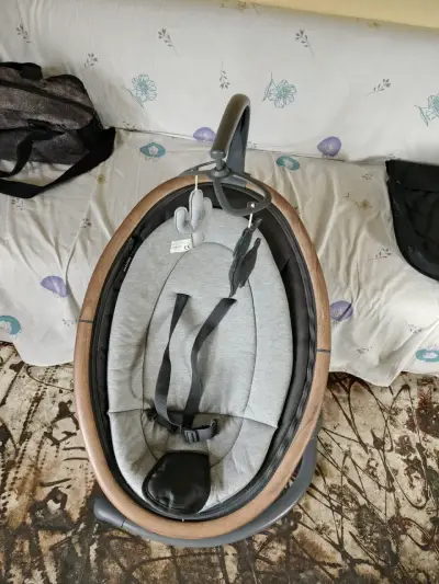 Silla mecedora para bebé con diseño moderno - miniatura 1
