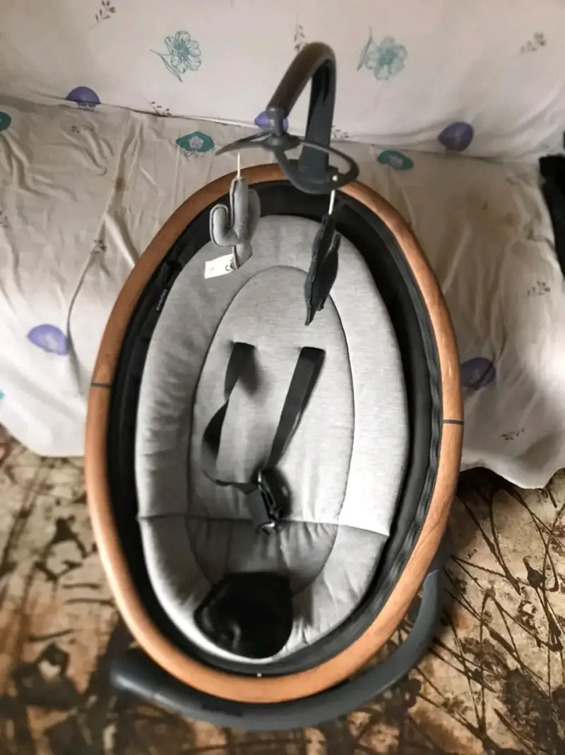 Silla mecedora para bebé con diseño moderno - 2