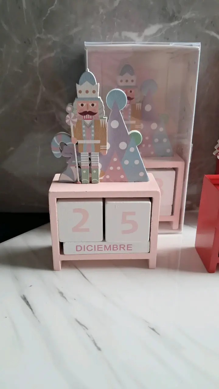 Calendario de madera con diseño navideño - 1