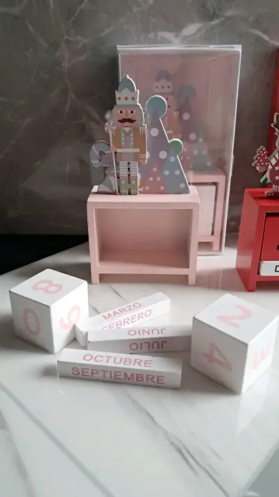 Calendario de madera con diseño navideño - miniatura 2