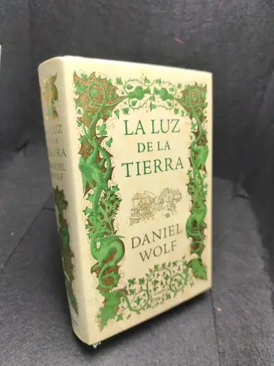 Libro 'La Luz de la Tierra' de Daniel Wolf - miniatura 2