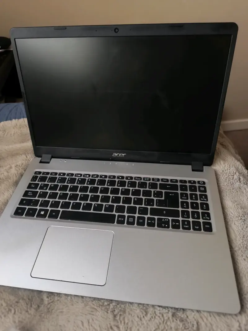 Laptop Acer con AMD Ryzen 3 y 12GB RAM - 1