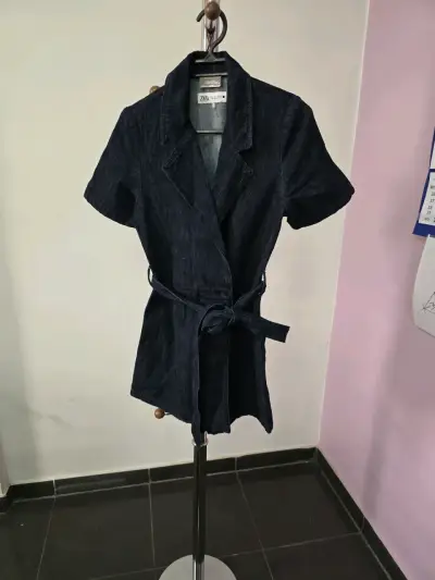 Vestido mono  corto de mezclilla Zara con cinturón - miniatura 2