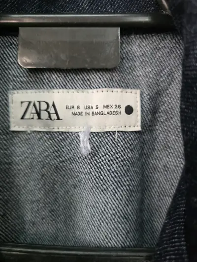 Vestido mono  corto de mezclilla Zara con cinturón - miniatura 3