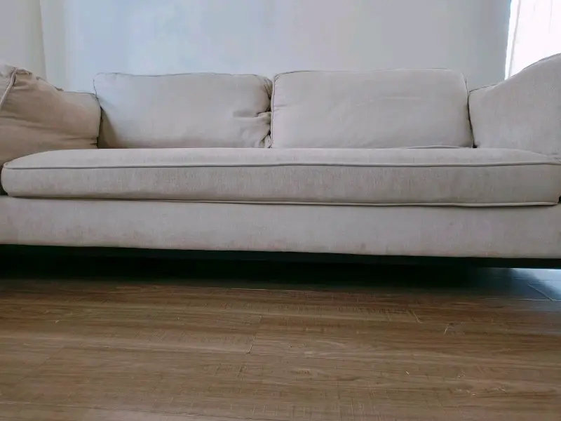 Sofá beige moderno y cómodo en excelente estado - 2
