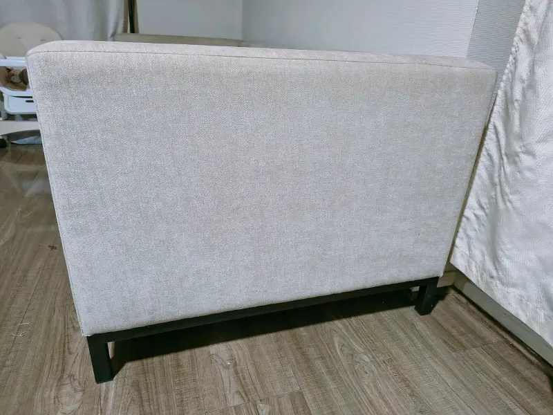 Sofá beige moderno y cómodo en excelente estado - 3
