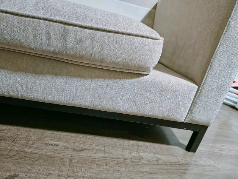 Sofá beige moderno y cómodo en excelente estado - 4