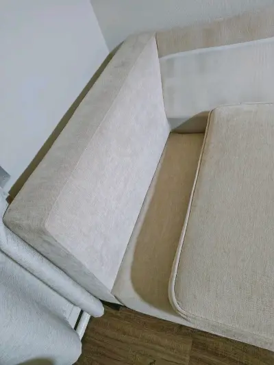 Sofá beige moderno y cómodo en excelente estado - miniatura 5