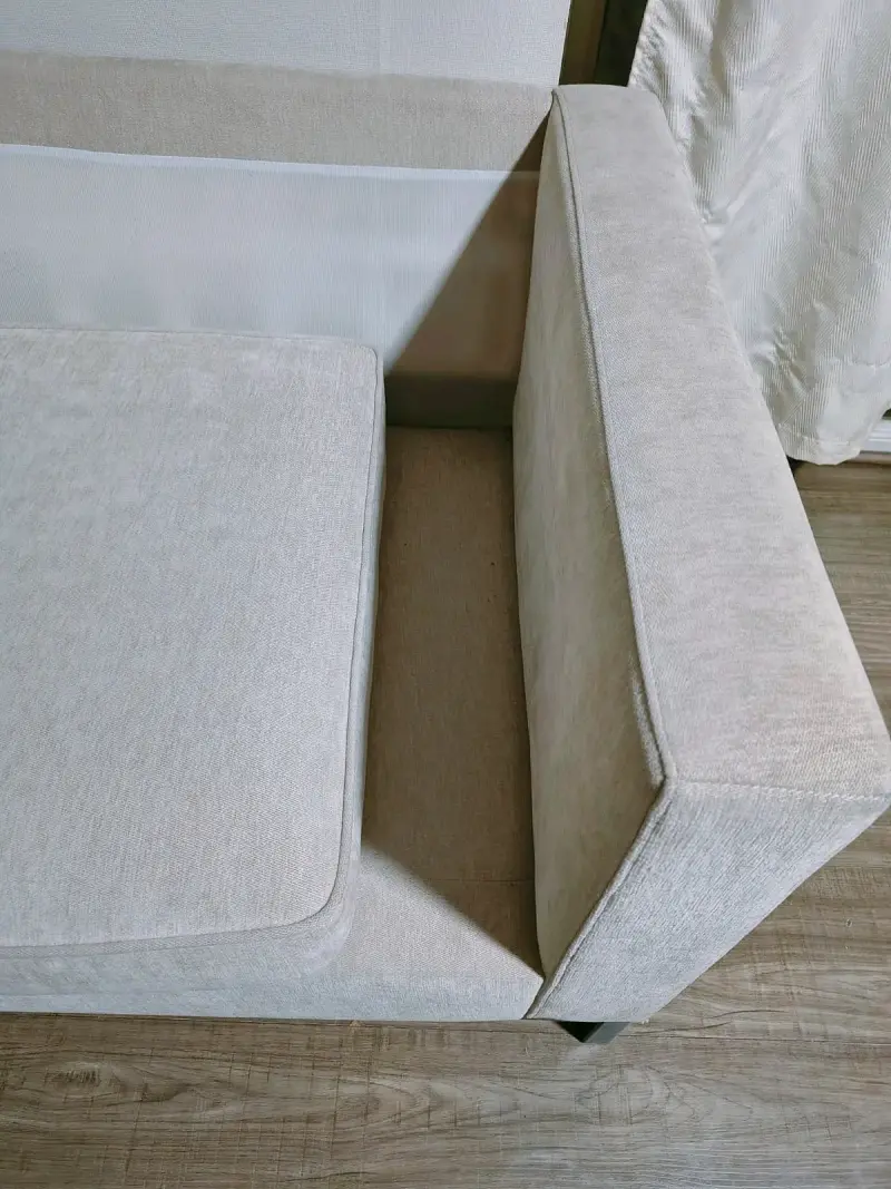 Sofá beige moderno y cómodo en excelente estado - 6