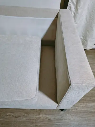 Sofá beige moderno y cómodo en excelente estado - miniatura 6