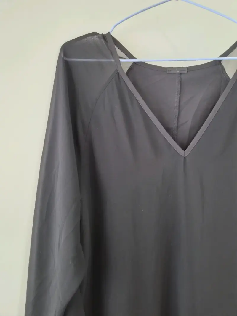 Vestido negro de gasa con mangas largas - 2