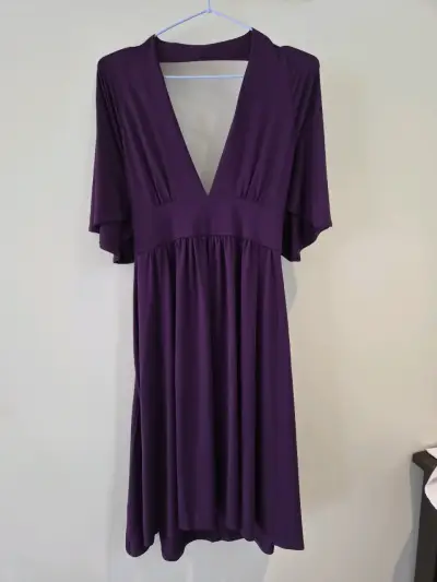 Vestido morado con escote en V - miniatura 1