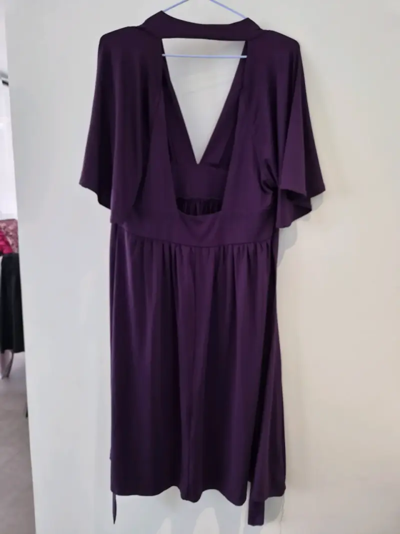 Vestido morado con escote en V - 2