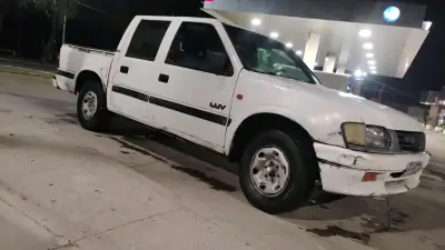 Camioneta Chevrolet LUV blanca en buen estado - miniatura 1