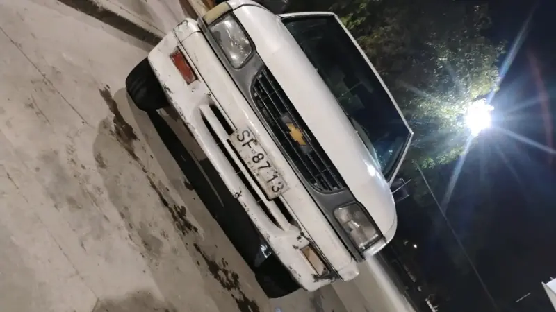 Camioneta Chevrolet LUV blanca en buen estado - 4