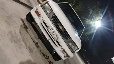 Camioneta Chevrolet LUV blanca en buen estado - miniatura 4