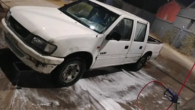 Camioneta Chevrolet LUV blanca en buen estado - 5