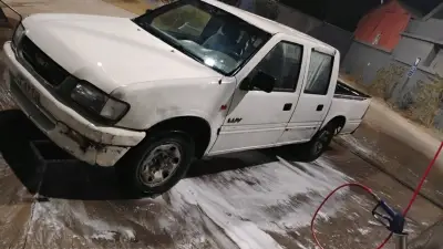Camioneta Chevrolet LUV blanca en buen estado - miniatura 5