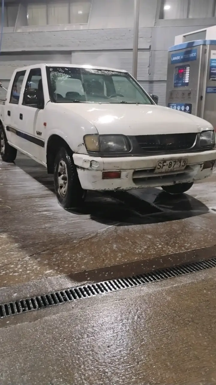 Camioneta Chevrolet LUV blanca en buen estado - 6