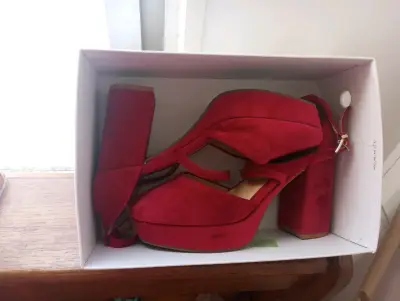 Zapatos de tacón alto rojos para mujer - miniatura 1