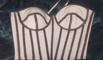 Corset blanco con detalles brillantes - miniatura 1
