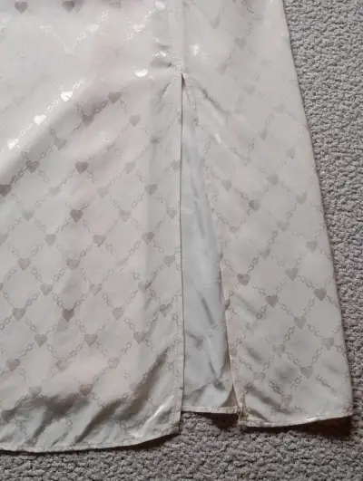 Vestido estilo romántico satinado diseño corazones - miniatura 3